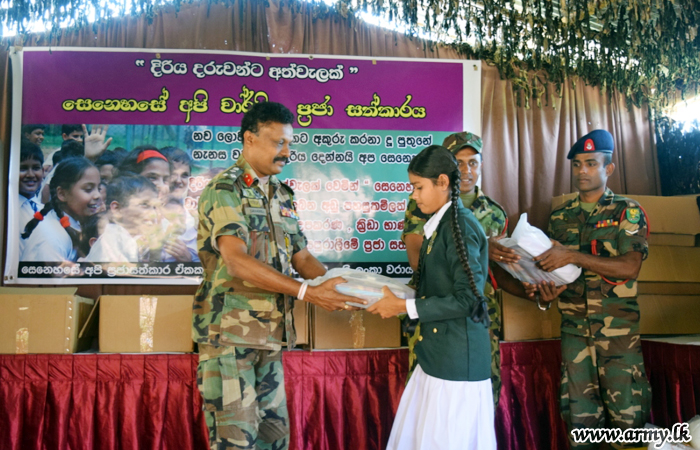பரனகமவெவ பாடசாலை மாணவர்களுக்கு  இராணுவத்தினரால் உதவிகள்
