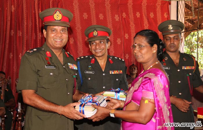 கந்தபுரம் வித்தியாலய மாணவர்களுக்கு பாடசாலை உபகரணங்கள் பகிர்ந்தளிப்பு