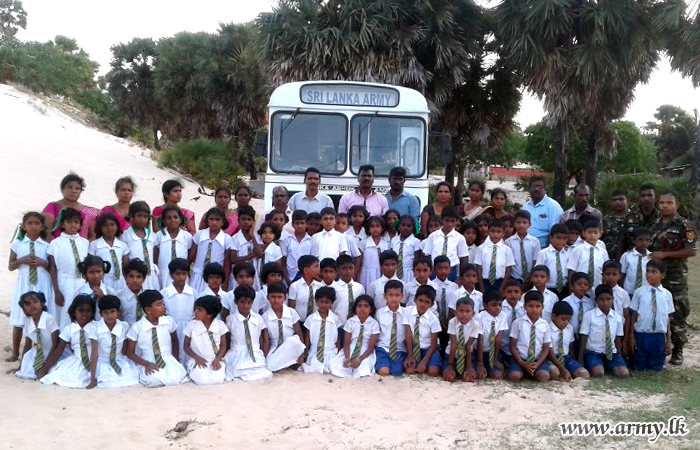 Troops Facilitate Educational Tour of Students in Pooneryn 