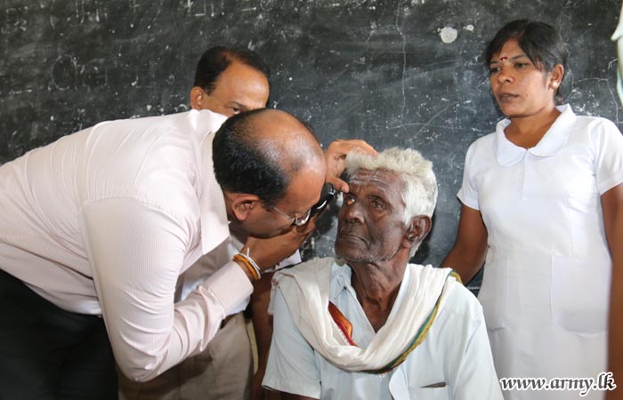 66 Div Coordinates Free Distribution of Spectacles to Pooneryn Civilians