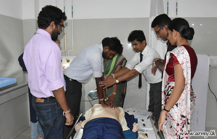 Advanced Life Support Workshop Educates Doctors in Army Hospital 