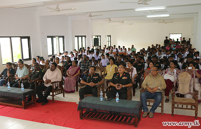 இராணுவத்தினரால் சைக்கிள் மற்றும் புத்தகங்கள் அன்பளிப்பு