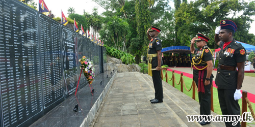 ශ්‍රී ලංකා ඉංජිනේරු බලකා 67 වන සංවත්සර උත්සව මාලාවේ දී මියගිය රණවිරුවන්ට පුෂ්පෝපහාර දක්වයි