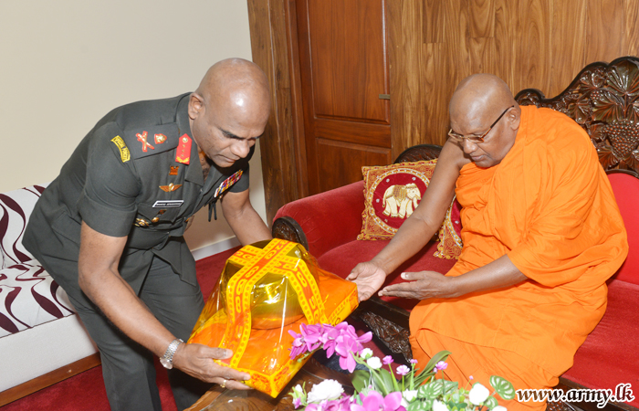 Commander Greets New Chancellor at Sri J’pura University 