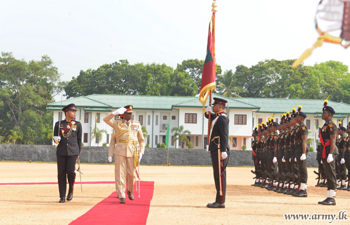 බෝයගනේ විජයබාහු පාබල රෙජිමේන්තු මධ්‍යස්ථානයට සපැමිණි යුද්ධ හමුදාධිපතිතුමන් මහත් හරසරින් පිළිගැනේ