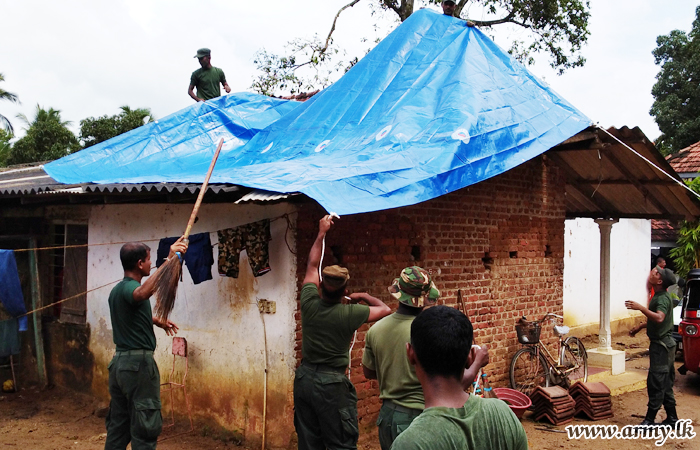 යුද්ධ හමුදා භට පිරිස් උඩුබද්දෑව ප්‍රදේශයේ ඇතිවූ සුළි සූළං තත්ත්වයෙන් පීඩාවට පත් සිවිල් වැසියන්ට සහන සලසයි