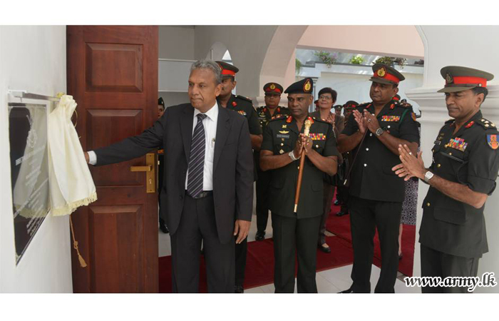 இலங்கை இராணுவப் படையினரைச் சந்தித்த பாதுகாப்புச் செயலாளர்