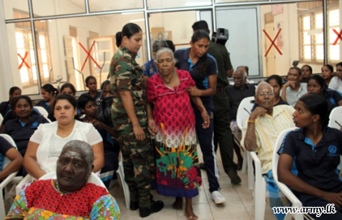 7 SLAWC Officers & Soldiers Meet Inmates at Kaithady Home for Adults 