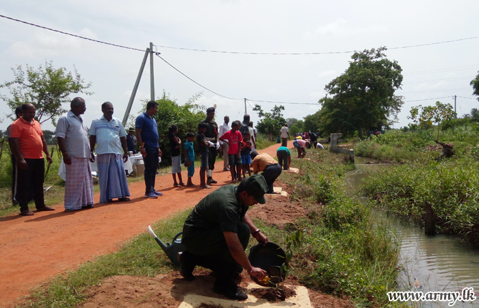 Kilinochchi Troops Distribute Saplings Among Civilians to Mark Environment Day 