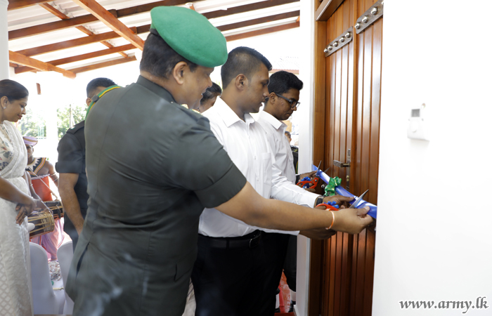 நாட்டுக்காக உயிர் தியாகம் செய்த கஜபா படையணியின் இராணுவ வீரரின் குடும்பத்தினருக்கு புதிய வீடு 