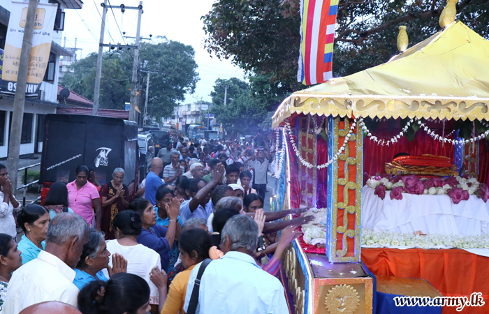 යාපනය සහ මාන්කුලම් කඨින පූජෝත්සව සඳහා යුද්ධ හමුදාවේ සහාය