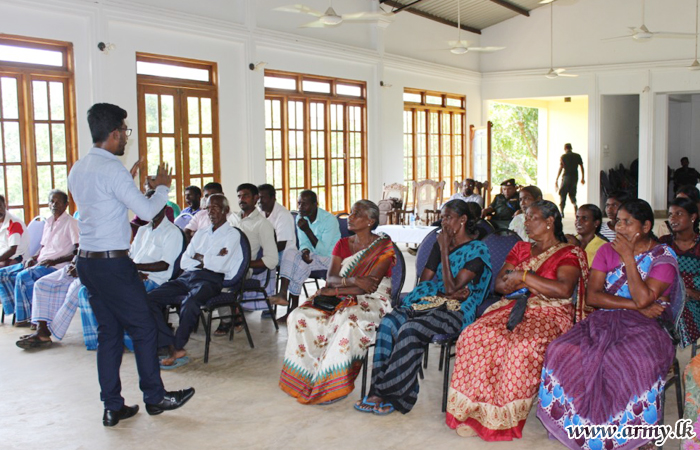 கிளிநொச்சி பொது மக்களுக்கு வாழ்வாதாரம் தொடர்பான கருத்தரங்கு