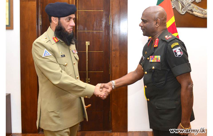Pakistan Army’s Signal Chief Meets Commander of the Army