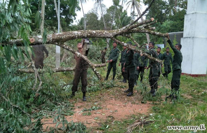 විරඹුගෙදර ප්‍රදේශයේ හදිසියේ ඇතිවූ සුළි සුළඟින් පීඩාවට පත් ජනතාවට යුද්ධ හමුදා සාමාජිකයින් සහන සලසයි