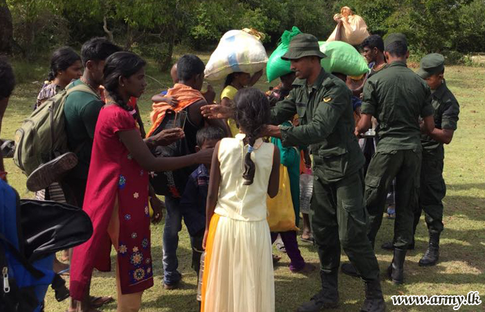 ‘Paada Yathra’ Pilgrims Given Refreshments 