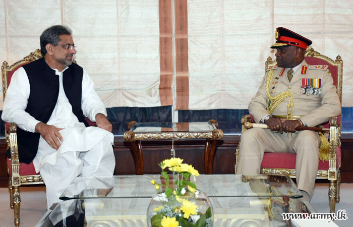 Commander in Historic Gesture Has Audience with Pakistan’s Premier 