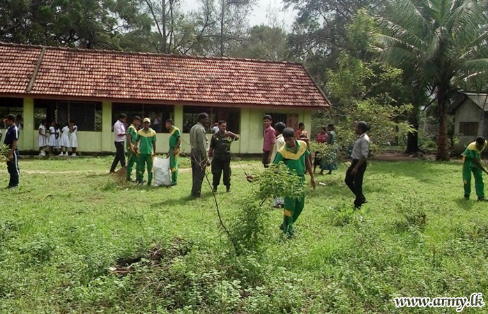 Troops Destroy Mosquito Breeding Spots Inside the School in Kilinochchi 