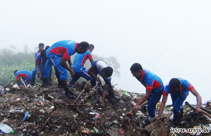 சிவனொலிபாதமலை வீதியில் சரிந்த குப்பை மேட்டை இராணுவத்தினர் அகற்றினர்