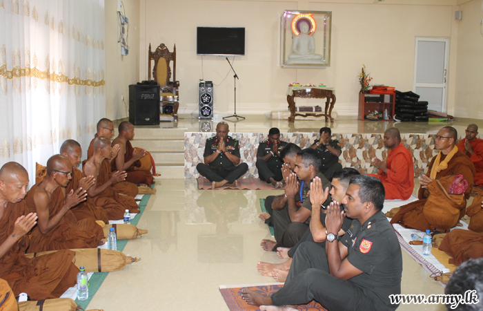11 Division Troops Offer ‘Gilanpasa’ to Visiting Thai Monks