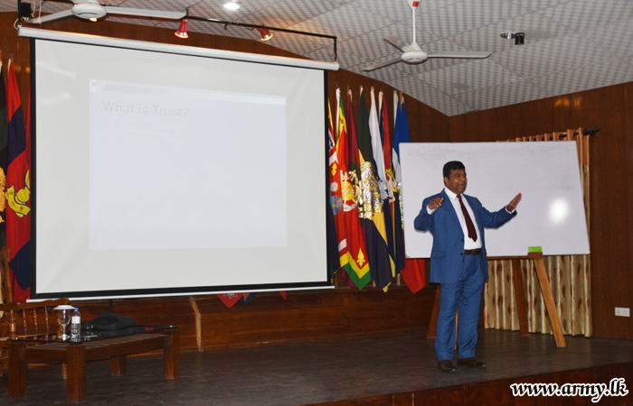 64 වන සේනාංකයේ දී ‘මූලෝපායික නායකත්වය’ පිළිබඳ නිලධාරින් දැනුවත් කෙරේ