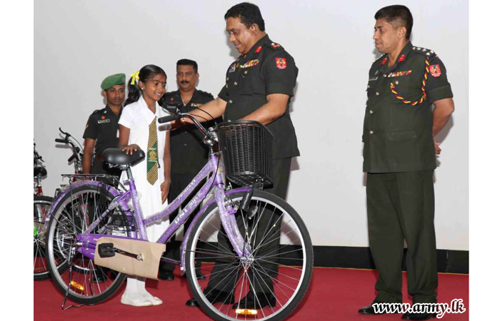 யாழ் படையினரால் மாணவர்களுக்கு நன்கொடை வழங்கும் நிகழ்வு 