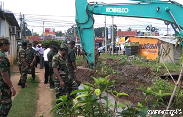 11 SLE Troops Assist Renovation of Water Way at Puthukkudiyiruppu