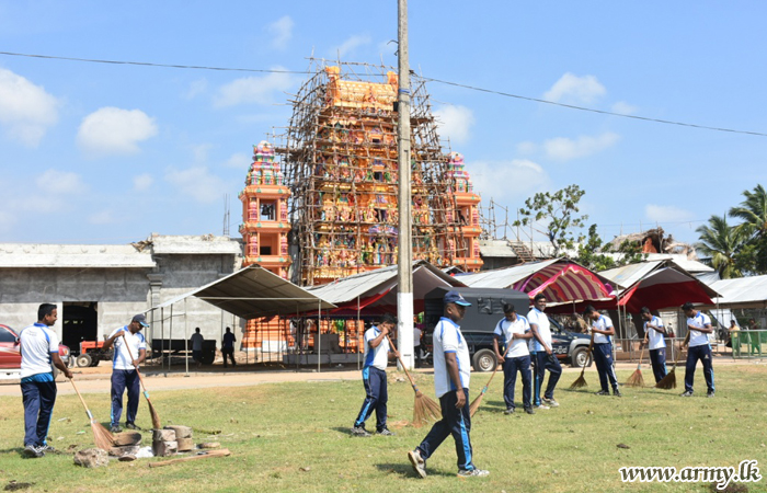 வற்றாப்பளை கோயில் வளாகத்திர் இராணுவத்தினர் சிரமதான பணிகள்