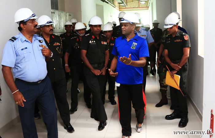 Commander Makes an Unannounced Visit to Defence Headquarters Construction Site at Akuregoda