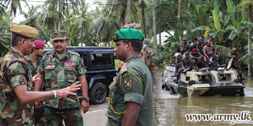 ගංවතුරෙන් සහ නාය යෑමේන් විපතට පත් බුලත්සිංහල ප්‍රදේශයේ  සහන මෙහෙයුම් වල නිරත යුද්ධ හමුදා භට පිරිස් යුද්ධ හමුදාධිපතිගේ නිරීක්ෂණයට