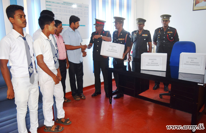 இராணுவத்தினரால் பாடசாலை நூலகத்திற்கு புத்தகங்கள் பகிர்ந்தளிப்பு