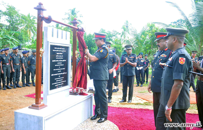 இராணுவ புதிய பிரதி பதவி நிலை பிரதாணி முதல் முறையாக அலவ்வே மற்றும் யக்கலையில் அமைந்துள்ள ரணவிரு ஆடை தொழிற்சாலைக்கு விஜயம் 