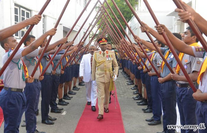 යුද්ධ හමුදාධිපතිතුමන් සිය විදුහල්මාතාවගේ පැසසුමට