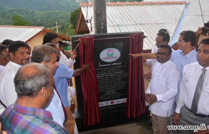 அரநாயகவில் மண்சரிவினால் பாதிப்படைந்தவர்களுக்கு முப்படையினரால் புதிய வீடுகள்