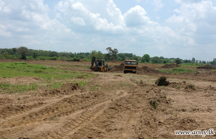 Troops Begin Renovation of Medirigiriya 'Aruna' Tank