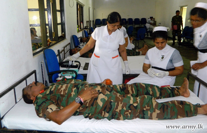 22 Division Troops Give Blood to Trincomalee Hospital