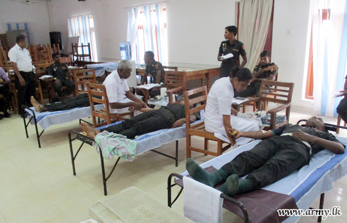 Army Troops Give Blood at Puttalam Programme
