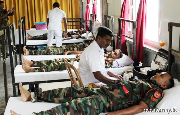 10 VIR Troops Give Blood to Jaffna Teaching Hospital