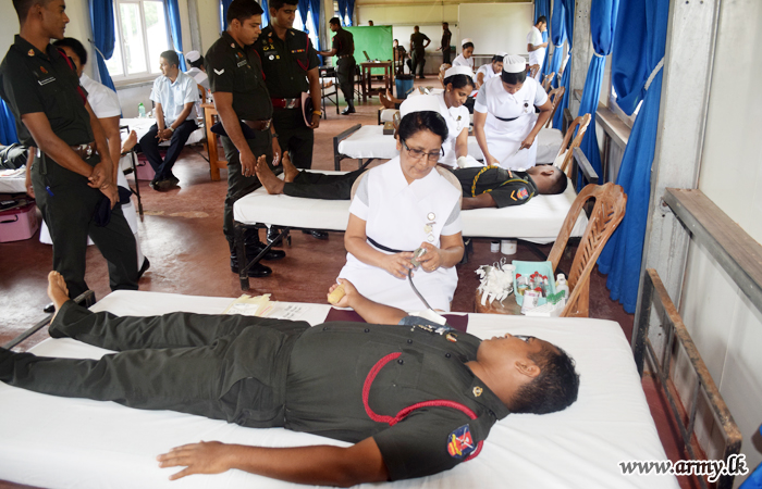 Troops at Maduruoya ATS Give Blood to Polonnaruwa Patients