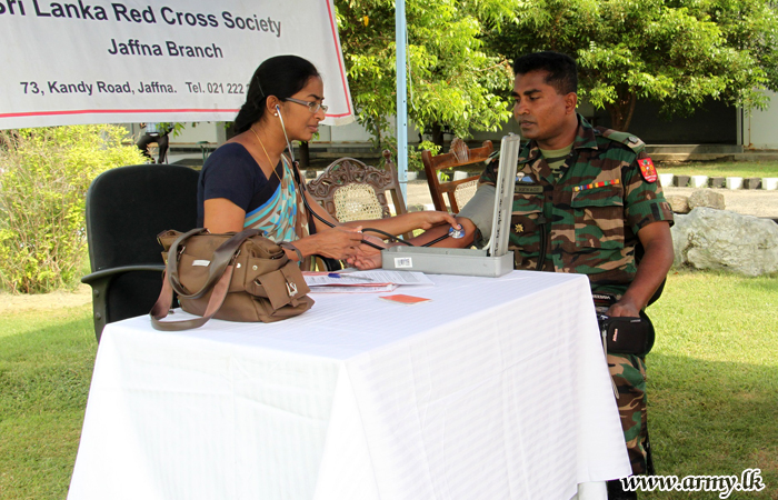 යාපනය ශික්ෂණ රෝහලේ රෝගීන් සඳහා භට පිරිස් වෙතින් ලේ දන්දීමක්