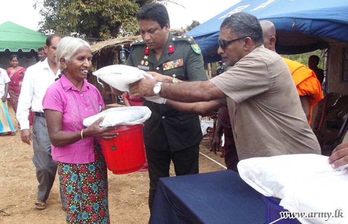 Bogaswewa Kids Receive Gifts