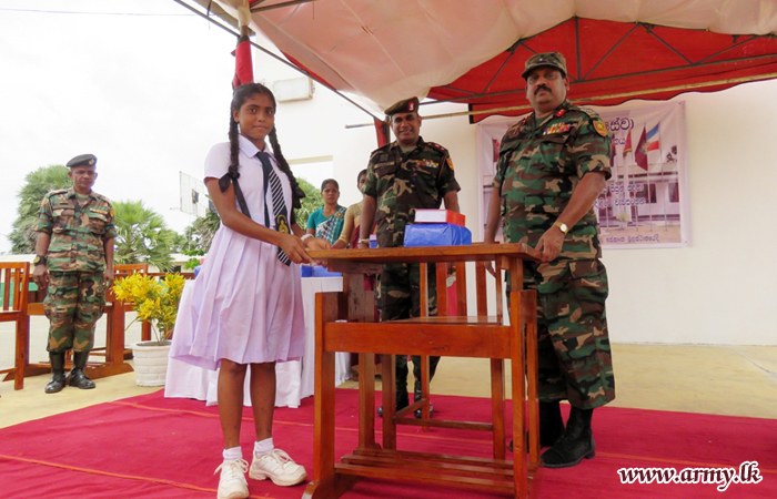  இராணுவத்தினரால் பாடசாலை உபகரணங்கள் விநியோகம்