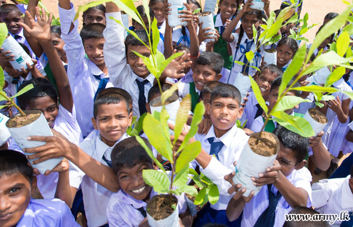 233 ஆவது படையினரின் தலைமயில் கஜீ மரக் கன்றுகள் மாணவர்களுக்கு வழங்கிவைப்பு