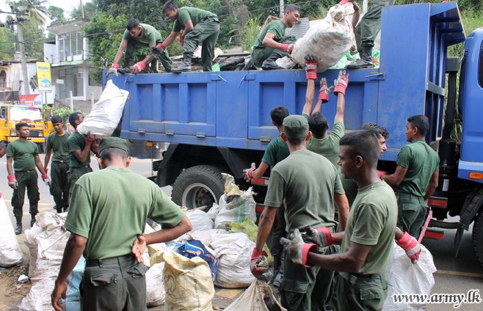 Army Troops Continue Cleaning Projects in Affected Kandy Areas  