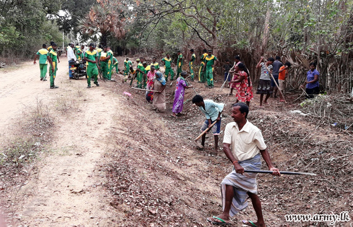 Kilinochchi Troops Clean Kariyalnagapadduvan Canal
