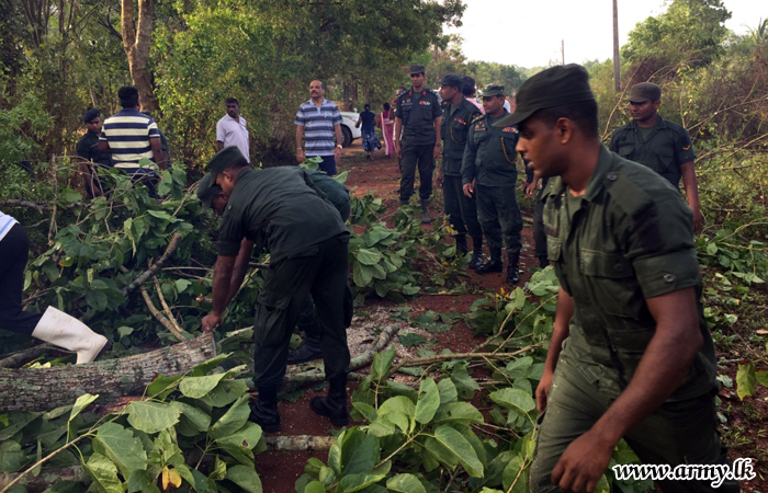 West Troops Clear Rain-affected Roads in Anamaduwa Area