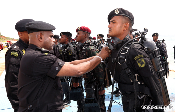 නයාරු විශේෂ බලකා සංග්‍රාමික කිමිදුම් පුහුණු පාසලේ දී යුද්ධ හමුදාධිපතිතුමන් නව සංග්‍රාමික කිමිදුම්කරුවන් 40 දෙනෙකු වෙත නිල ලාංඡන පළඳවයි