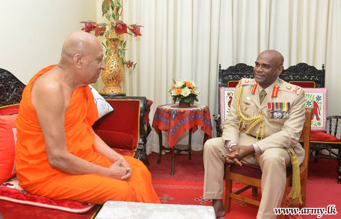 Commander Pays Homage to Sri Daladha Maligawa & Malwatte - Asgiriya Prelates