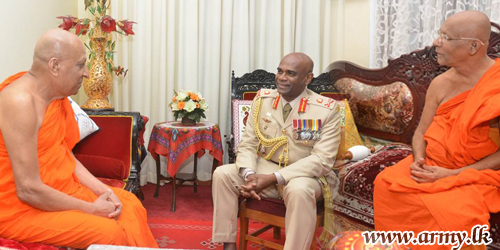 Commander Pays Homage to Sri Daladha Maligawa & Malwatte - Asgiriya Prelates