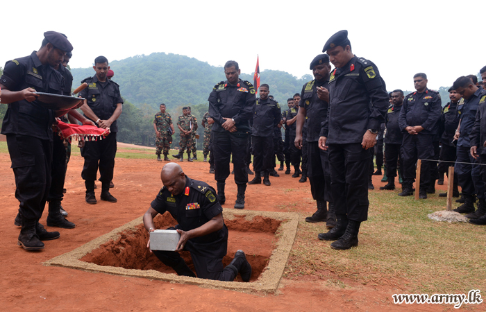 විශේෂ බලකා රෙජිමේන්තු මධ්‍යස්ථානයේ යෝජිත නව පරිපාලන කාර්යාල සංකිර්ණය වෙත යුද්ධ හමුදාධිපතිතුමන් විසින් මුල්ගල තබයි