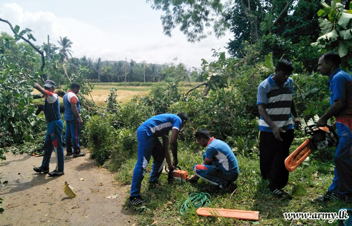 Troops Clear Roads & Provide Relief to Cyclone-Affected Polgahawela People 